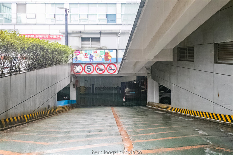 地下停车场入口